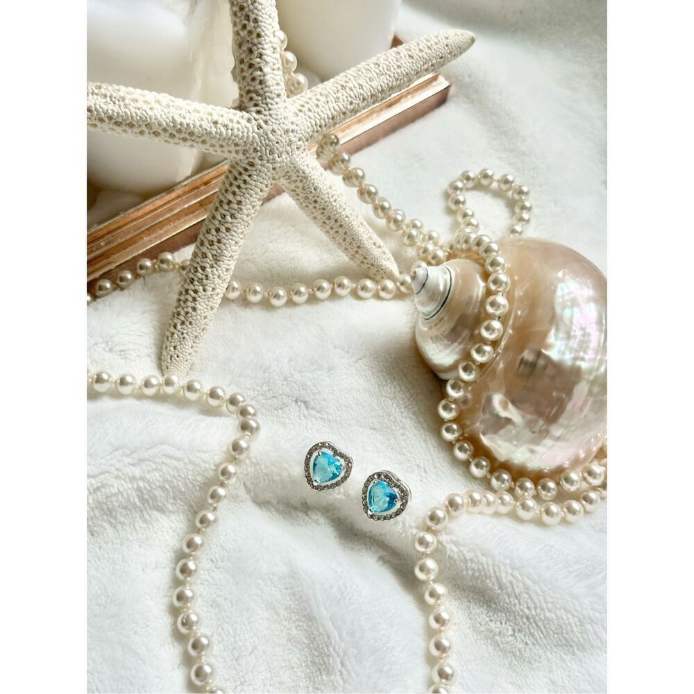 Light blue cubic zirconia heart stud earrings - Picture 3 of 4